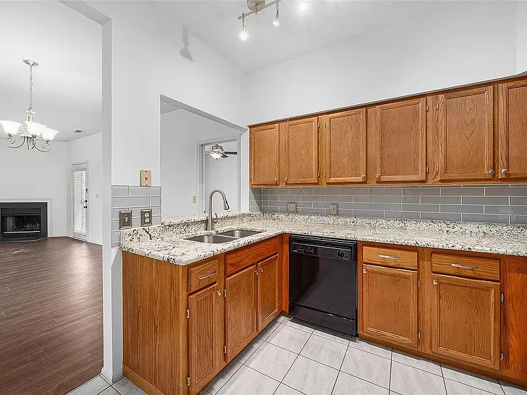 1025 N Spoede Rd — Photo 6