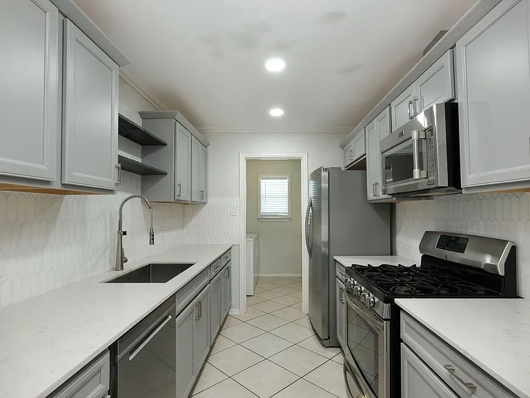 1745 Cricket Hollow Dr — Photo 7