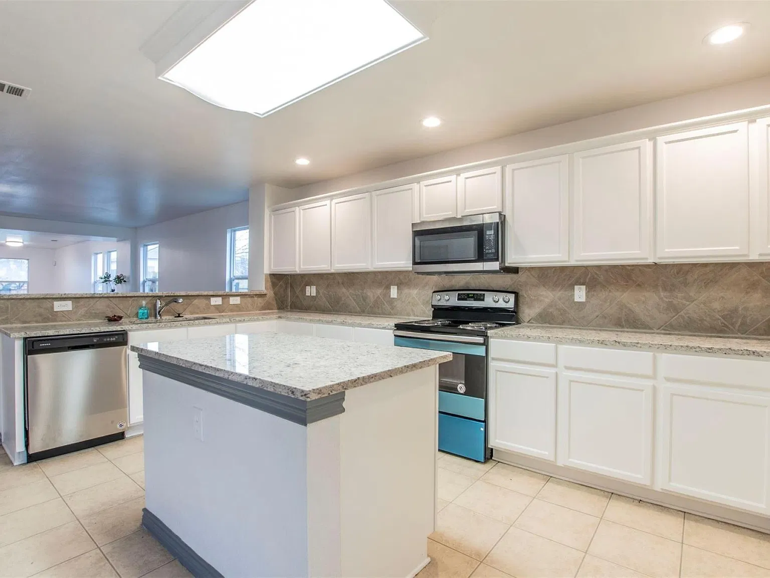 4 bed, 2160 sqft, $2,890 — Photo 4