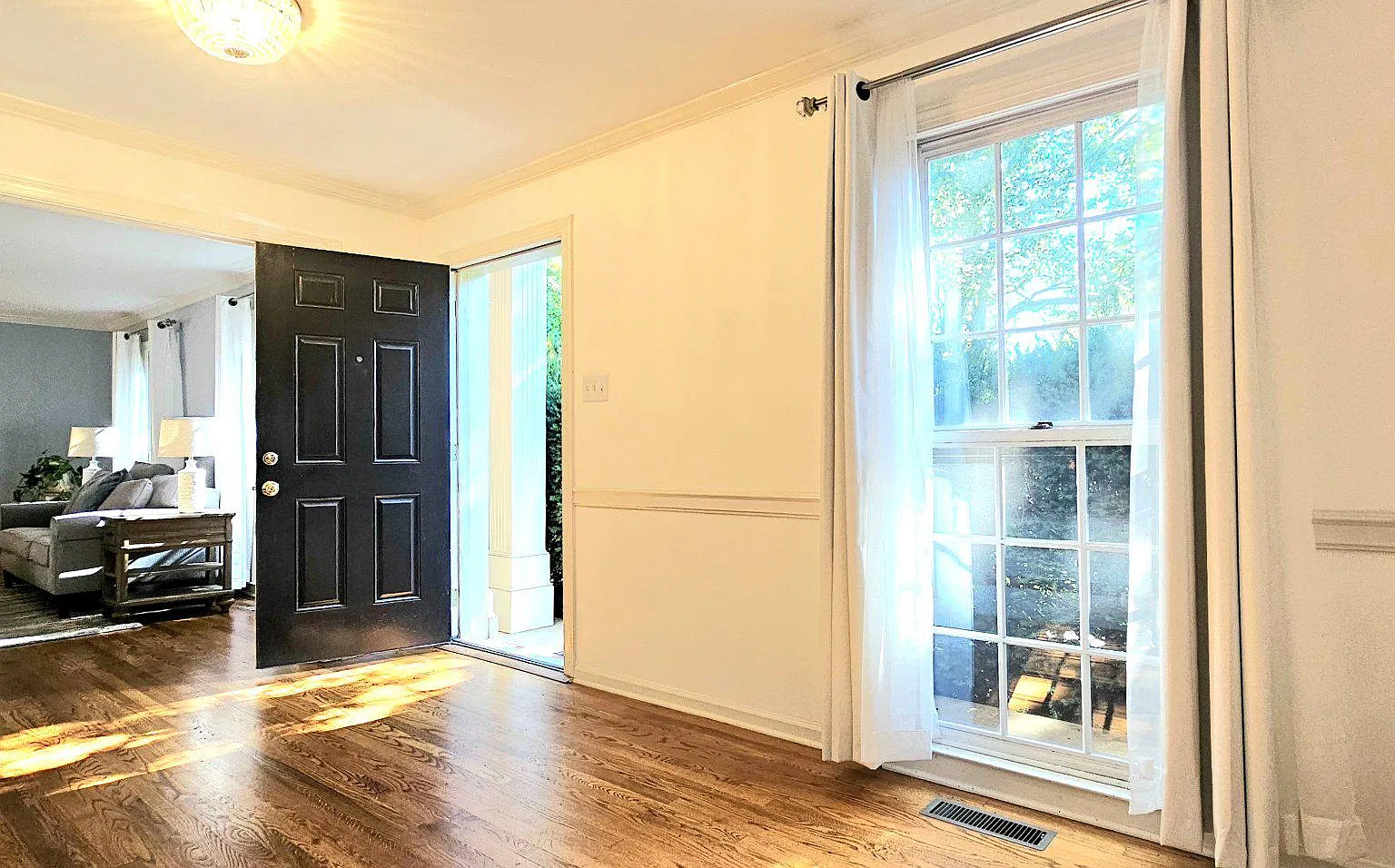 4 bed, 3.5 bath, 4159 sqft, $6,500 — Photo 3