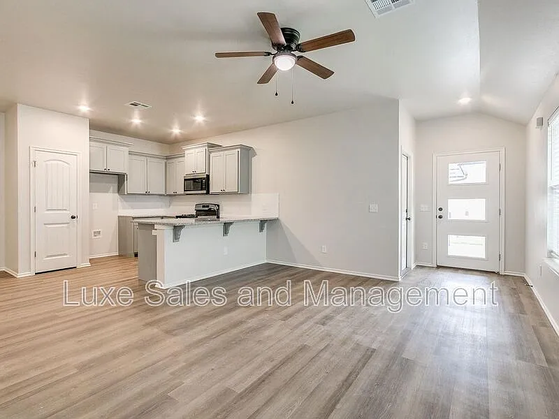 3 bed, 2.0 bath, 1200 sqft, $1,545 — Photo 4
