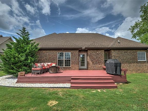 4th image of 703 E Towne Lake Cir