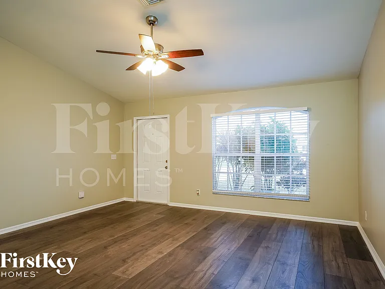 1633 NW 5th Ave — Photo 3