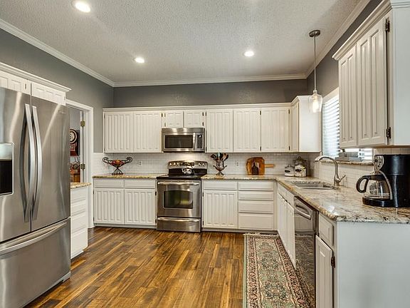 3rd image of 6872 Hickory Hollow Ln