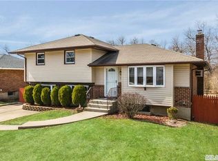 28 Shelly Ln, Bethpage, NY 11714