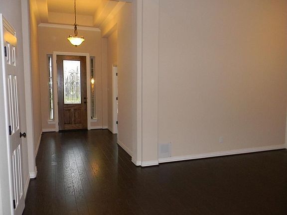 GORGEOUS ENTRY WITH TRAY CEILING, GLEAMING WOOD FLOOR!