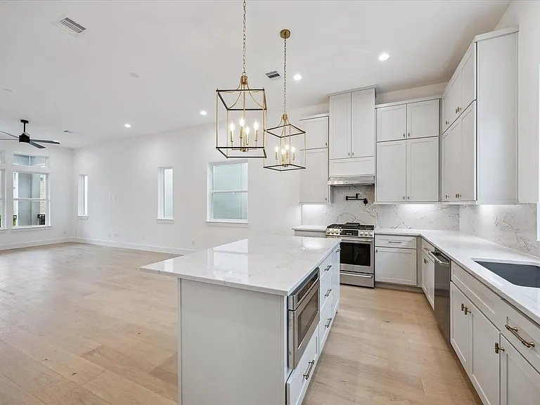 947 Blackshire Ln — Photo 17