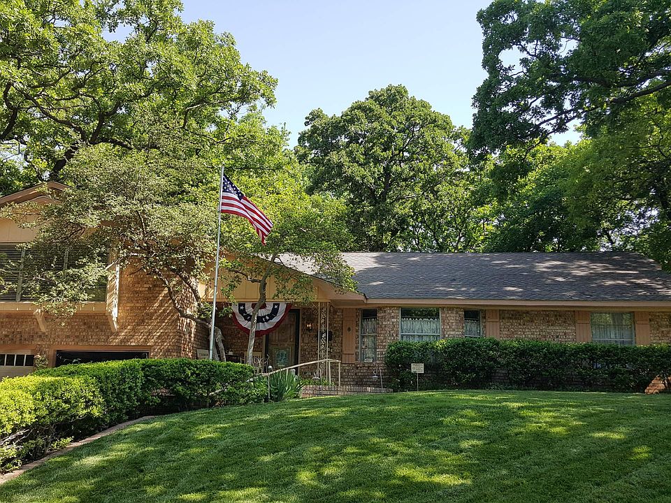 Beautiful tree-shaded home!