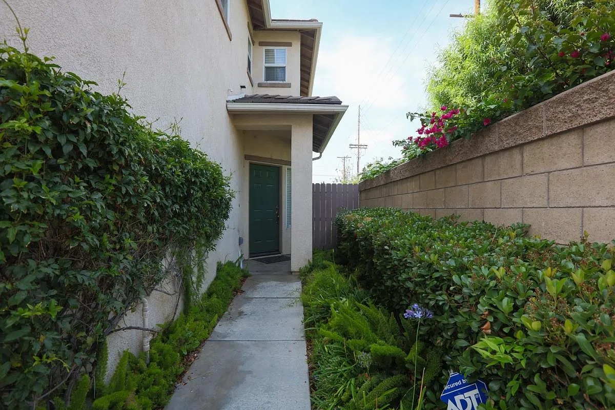 4 bed, 2.5 bath, 1900 sqft, $4,695 — Photo 2
