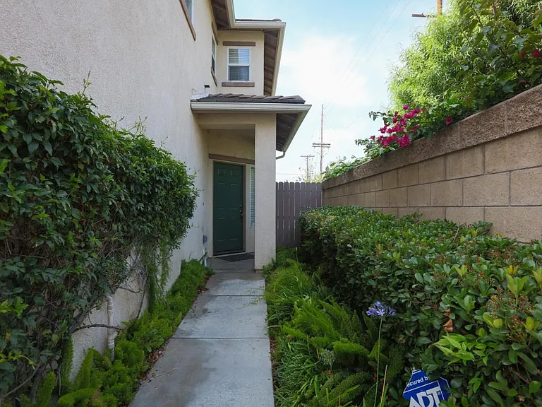 9122 Lemona Ave — Photo 2