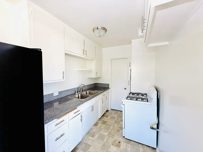 13635 Runnymede St #8 — Photo 6