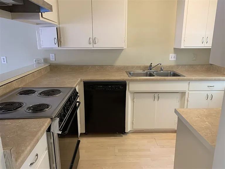 707 Hawthorne Ln — Photo 2