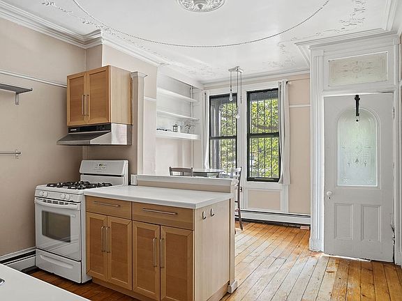 3rd image of 417A 18th St Unit Garden