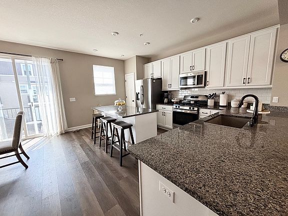 4th image of 821 Roselyn Dr