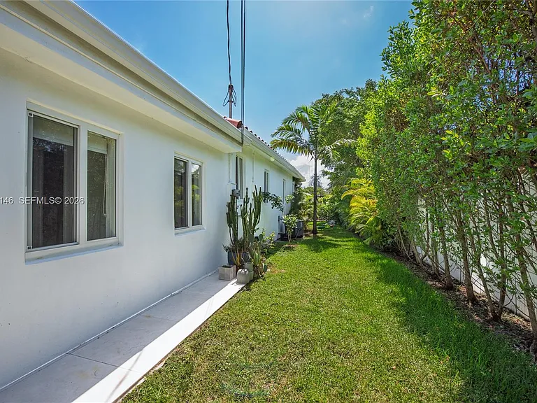 1450 SW 20th Ave — Photo 5