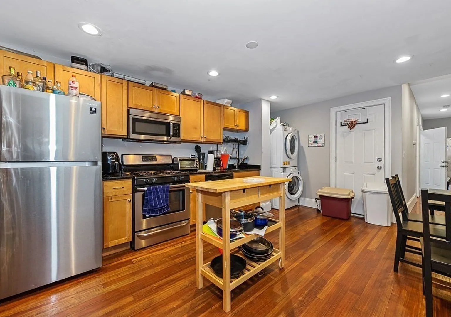 Central Location in Mission Hill. Massive Unit. — Photo 1