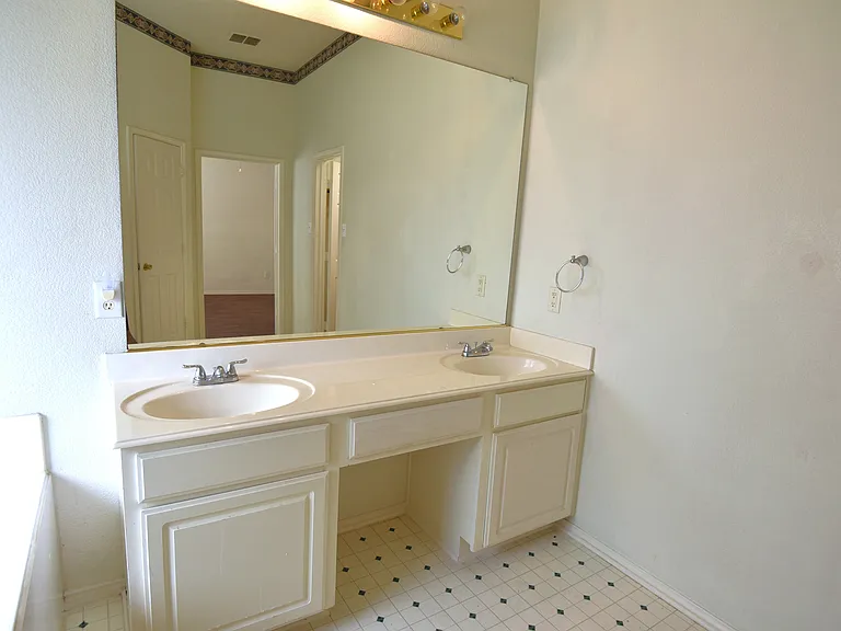 9700 Summer Dr — Photo 13