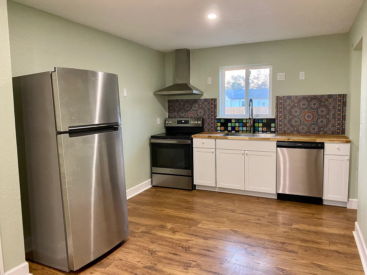 3 bed, 1227 sqft, $1,600 — Photo 2