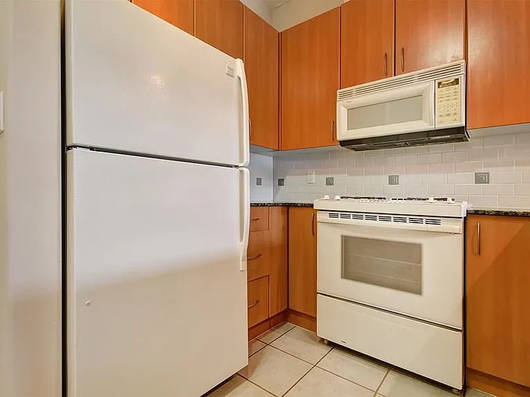 8460 Granville Ave #305 — Photo 17
