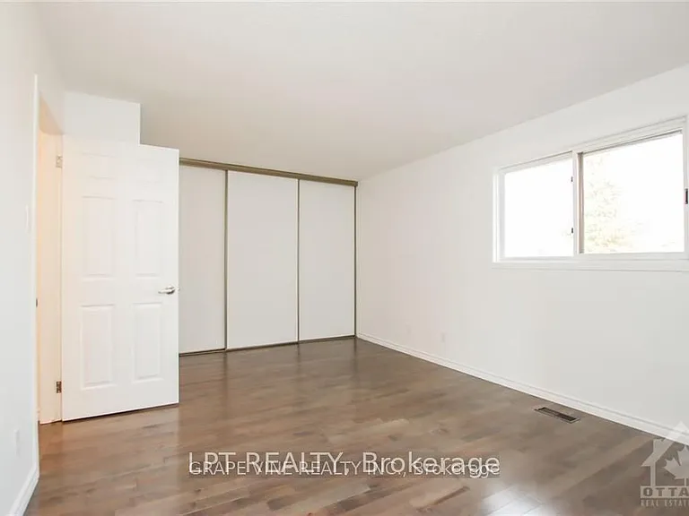 121 Erin Cres — Photo 14