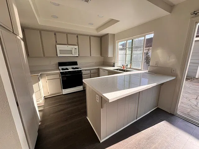 3 bed, 2.5 bath, 1650 sqft, $3,400 — Photo 4