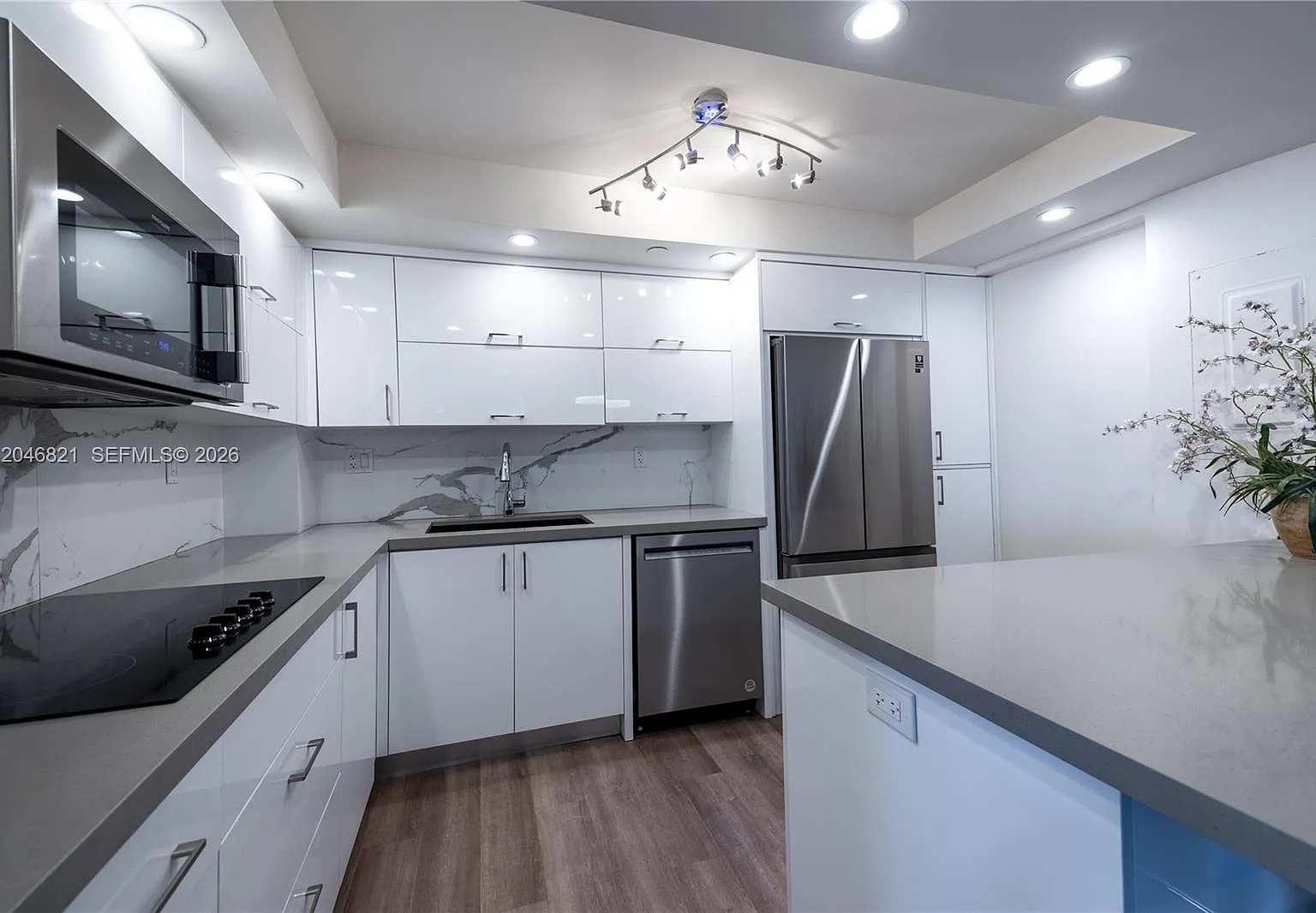 Towers Of Quayside Condo — Photo 3