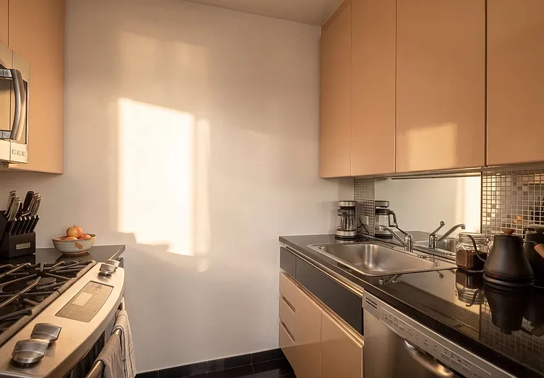 525 E 72nd St #25I — Photo 16