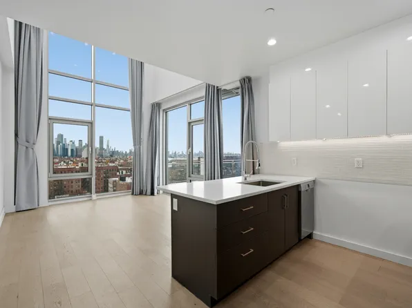 50-11 Queens Boulevard image 2 of 24