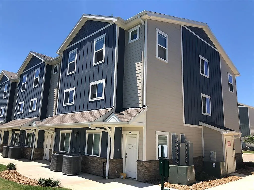 3 bed, 2.5 bath, 1651 sqft, $1,750 — Photo 3