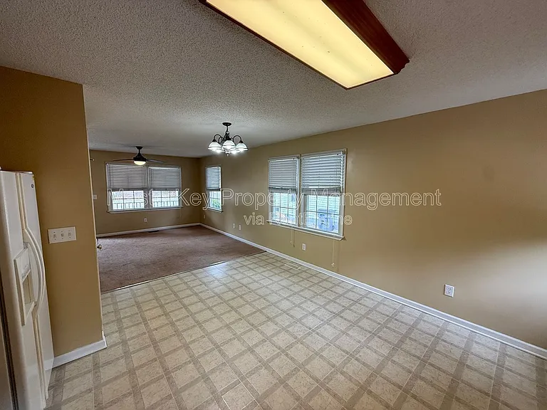 204 W Barbee St — Photo 5