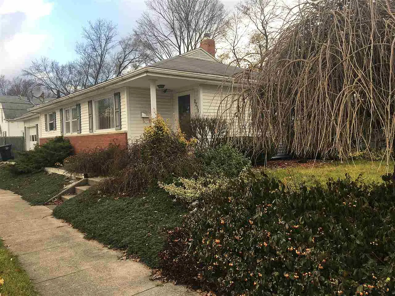 2219 E Hastings St photo 1