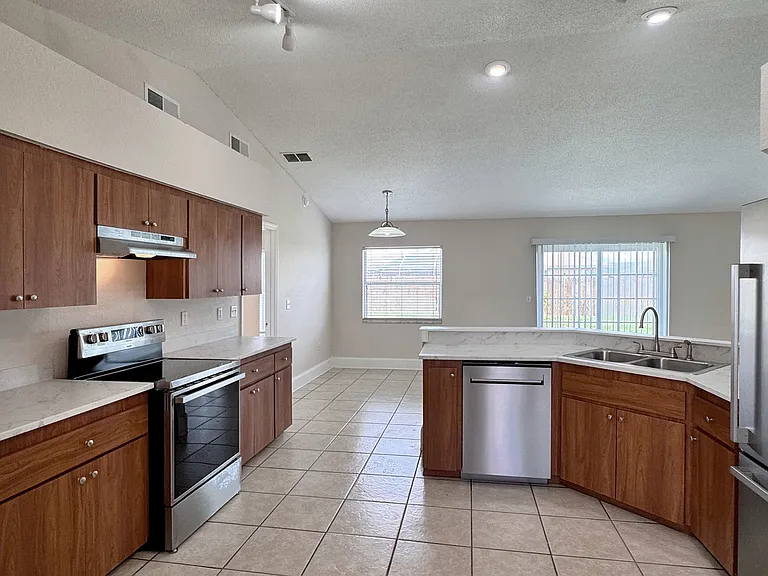 332 Cloverdale Rd — Photo 7