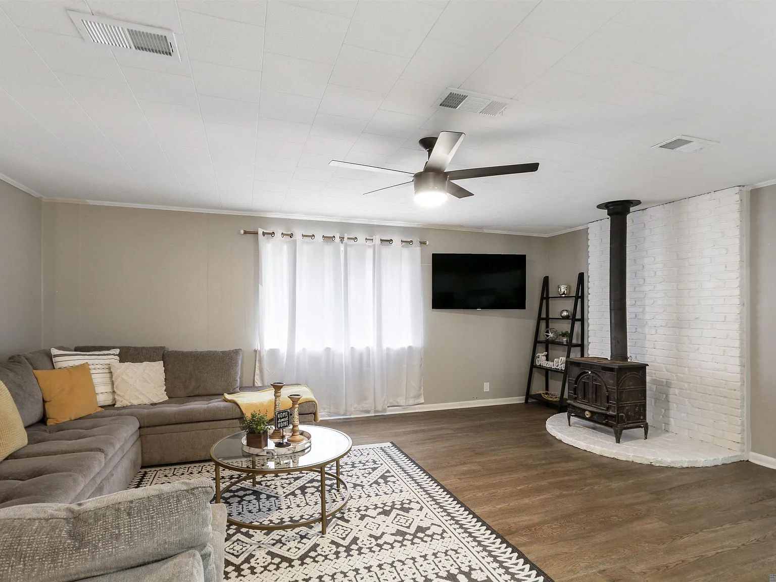 4 bed, 1674 sqft, $2,600 — Photo 3