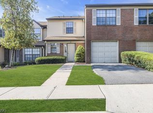 121 Hampton Ct, Somerset, NJ 08873