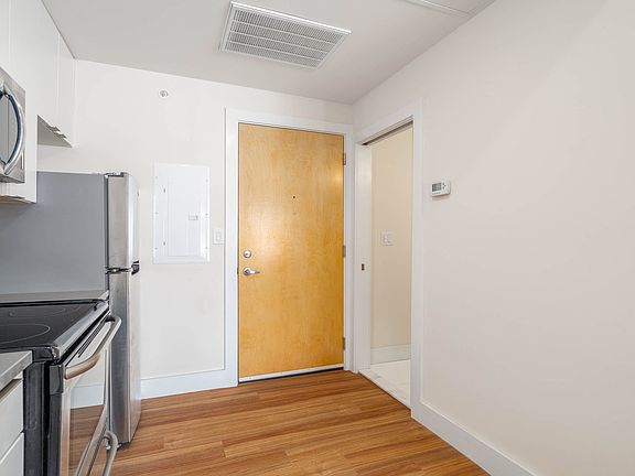 5th image of 300 Market St APT 402