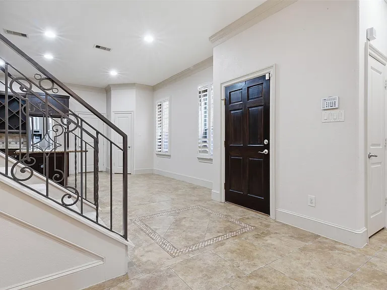 5929 Kansas St — Photo 4