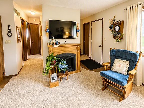 3rd image of 210 Eder St
