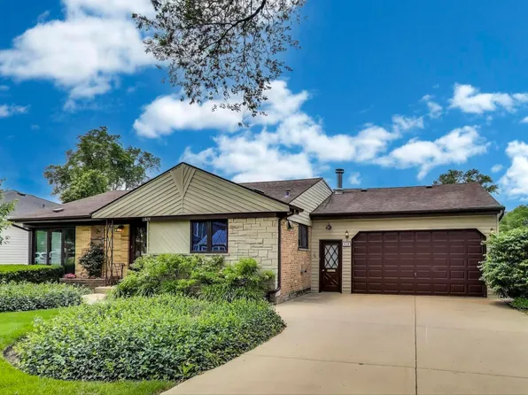 828 N Fernandez Ave, Arlington Heights, IL 60004