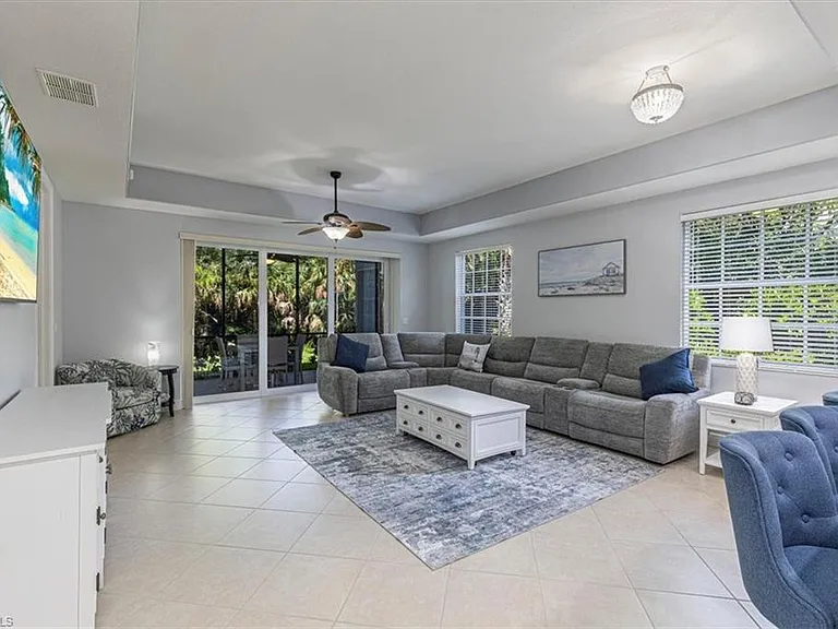 7837 Hawthorne Dr #1102 — Photo 2