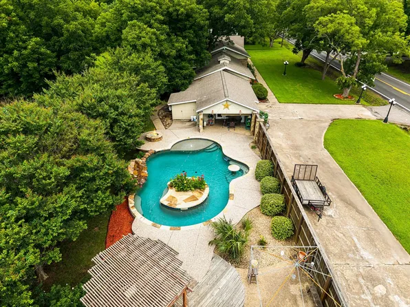 110 W Crockett St, Wolfe City, TX 75496