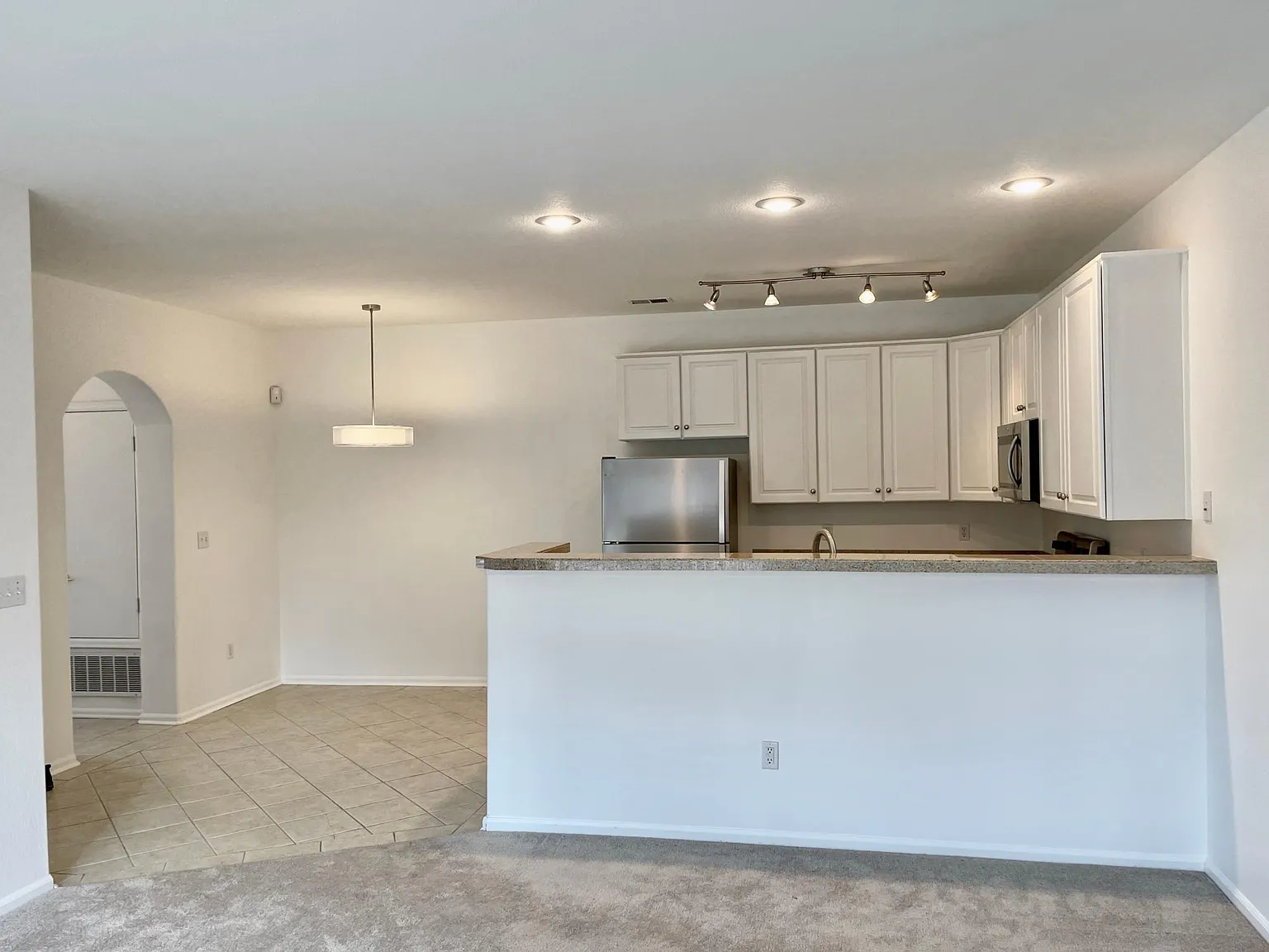 2 bed, 1035 sqft, $1,900 — Photo 4
