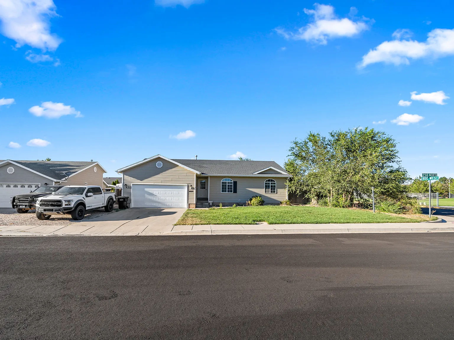5 bed, 3140 sqft, $1,949 — Photo 2