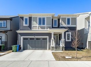 33 E Carringham Hts NW, Calgary, AB T3P 1V9