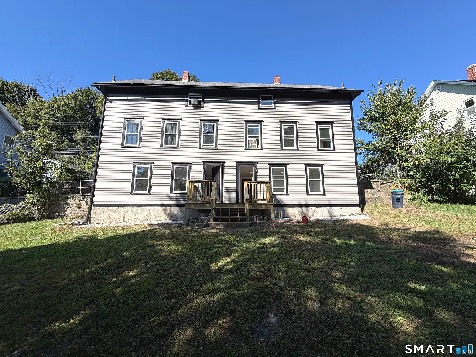 3 bed, 1.0 bath, 2033 sqft, $2,400 — Photo 2