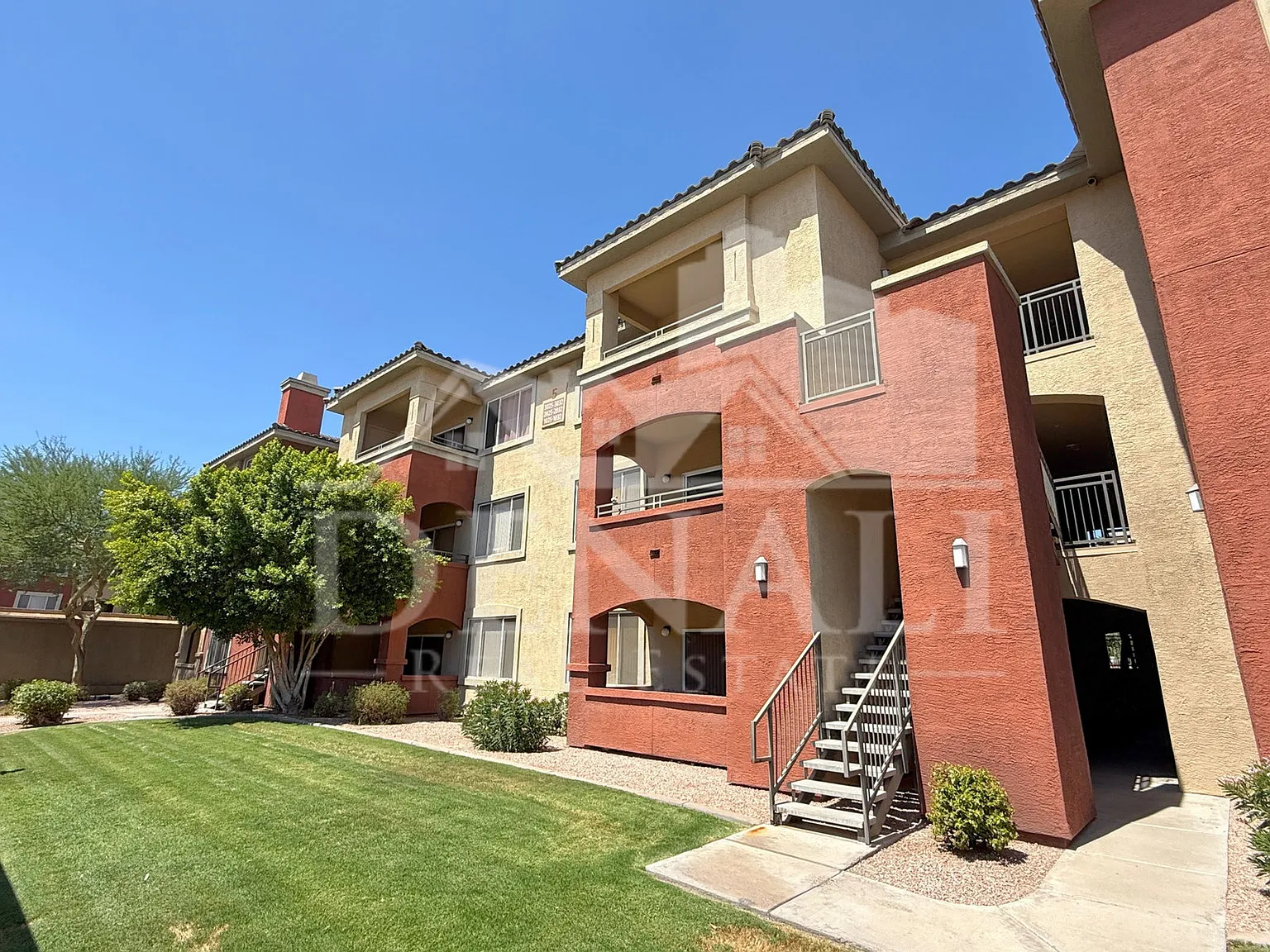 1 bed, 1.0 bath, 684 sqft, $1,295 — Photo 2