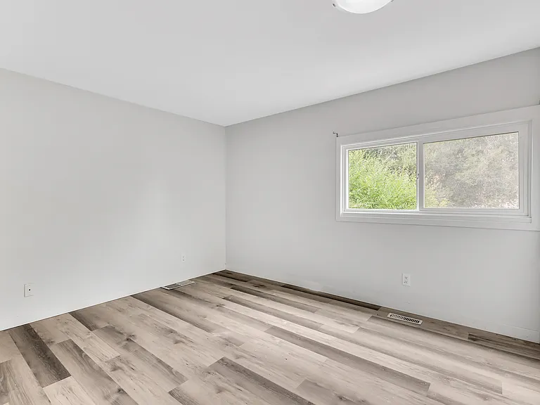 24 Taft Cres — Photo 10