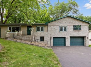 2917 Troseth Rd, Roseville, MN 55113