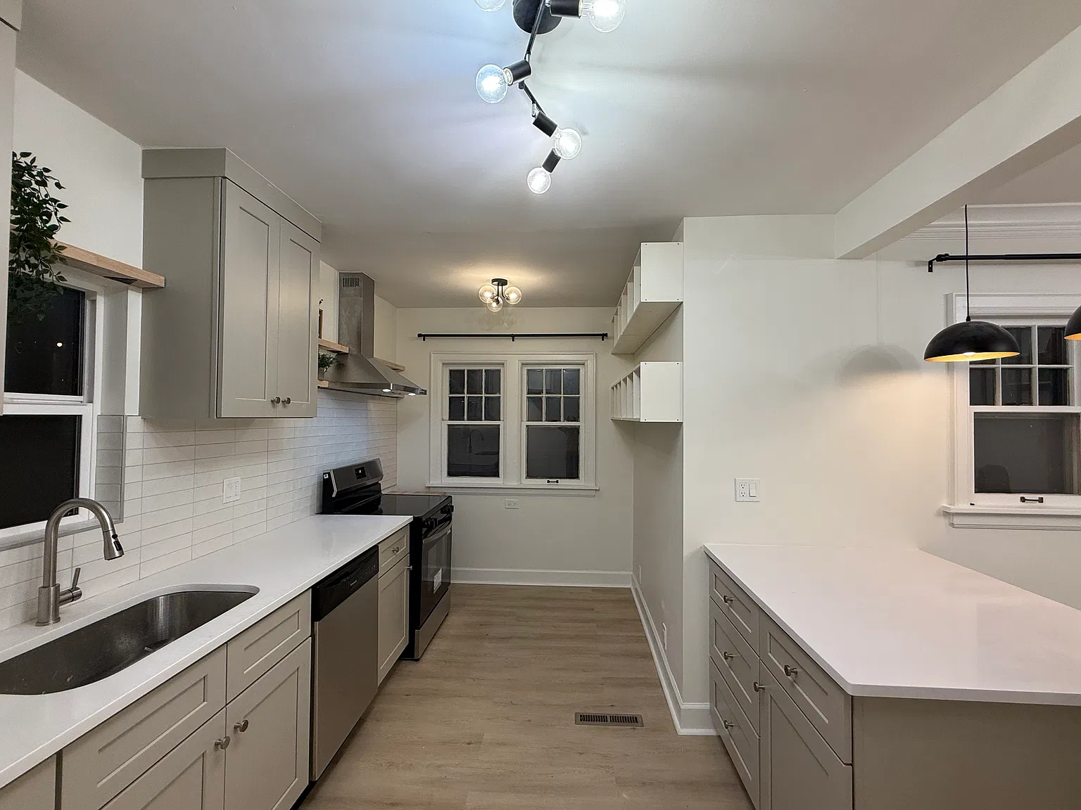 3 bed, 1576 sqft, $2,200 — Photo 2