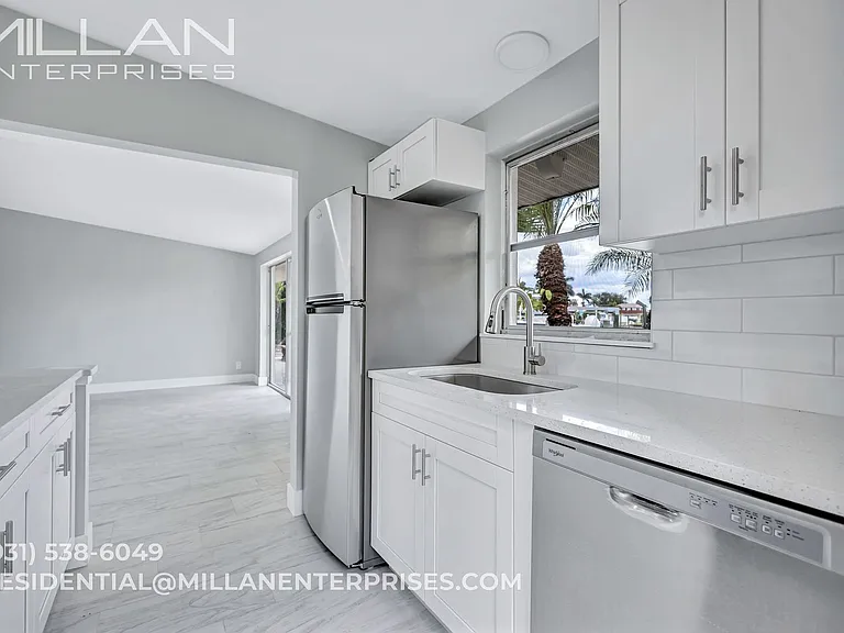 325 Capri Boulevard — Photo 36