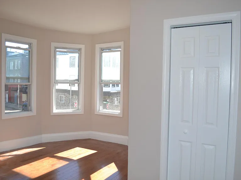 241 Maverick St #3R — Photo 13